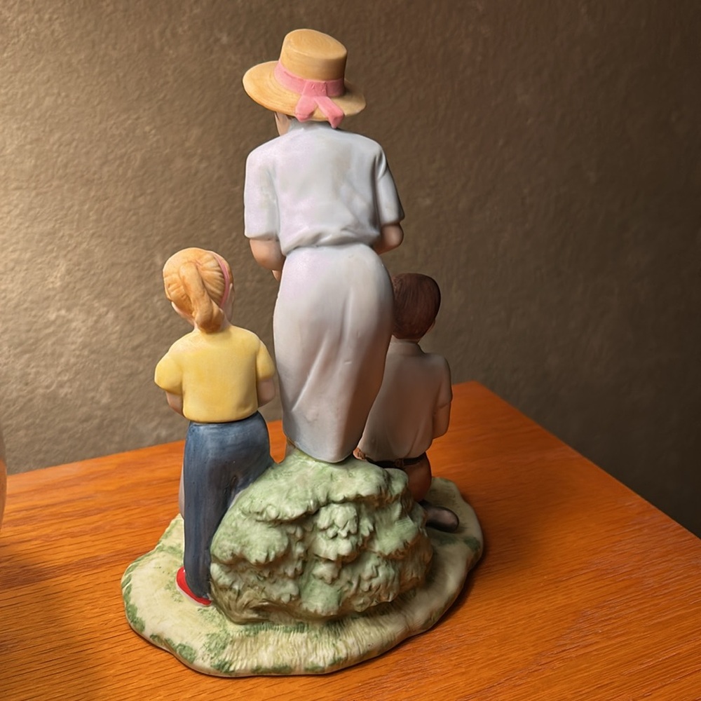 Authentic Norman Rockwell Figurine
Planting the Garden. Mint condition - Picture 9 of 11
